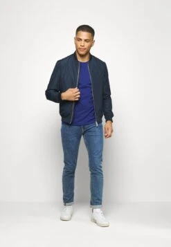 K -K 20bff4516c124cc08001c8b32a37847e