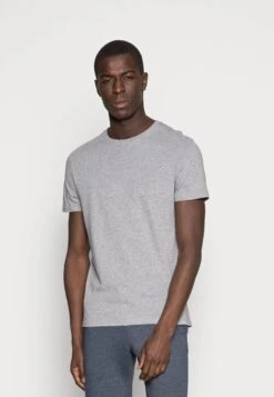 Pier One 3 PACK - T-Shirt Basic - White/black/light Grey 11 Pier One 3 PACK - T-Shirt Basic - White/black/light Grey -K 4076e7e50d3a4fb78cc08ea42ee0eb04