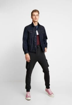 K -K 4fe02c74e5d24f649c6c8ccfb05cd7fa