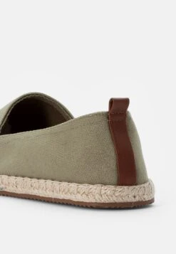 Pier One RENA ESPADRILLE UNISEX - Espadrille - Olive -K 8b1ef3dce9d344a08d816af96a53324d