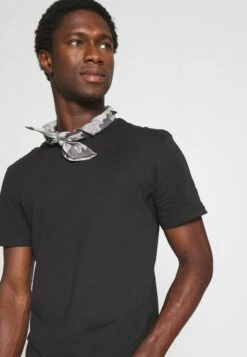 Pier One 3 PACK - T-Shirt Basic - Black/mottled Dark Grey/bordeaux -K ae9b9691c10949c5b4edc17929f8c13a