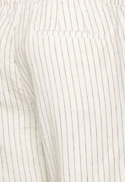 Pier One LINEN BLEND DRAWCORD SHORTS - Shorts - Off-white -K f49c7de0cfa048f4bc002dc26d1abcb2